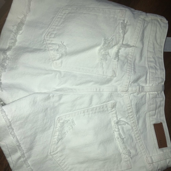 Never worn white Abercrombie shorts - Picture 2 of 3